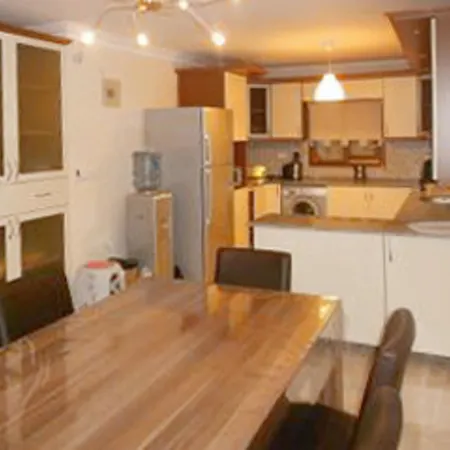 Lejlighed Spacious 4-bedroom House In With Swimming Pool And Several T Kusadası