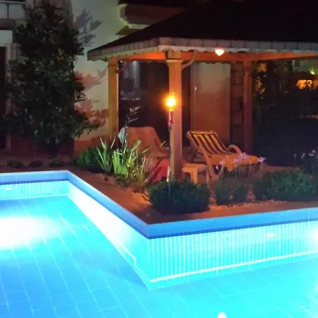 公寓 Spacious 4-bedroom House In With Swimming Pool And Several T *