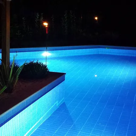公寓 Spacious 4-bedroom House In With Swimming Pool And Several T *